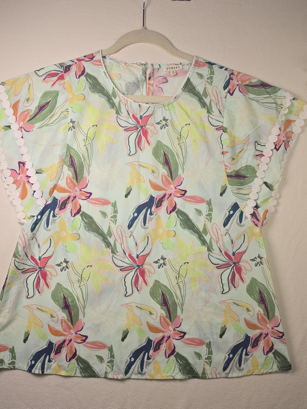 JODIFL RACHEL FLORAL BLOUSE TROPICAL PATTERN SHORT FLUTTER SLEEVE SCALLOPED MED